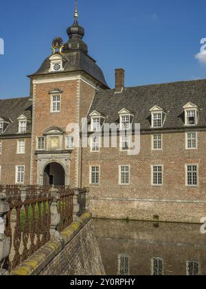 Un château prestigieux avec des tours, des douves et de grandes fenêtres au soleil, Anholt, Rhénanie du Nord-Westphalie, Allemagne, Europe Banque D'Images