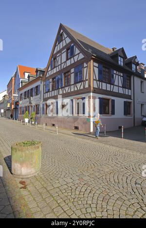 Maison historique à colombages avec volets bleus, Lange Gasse, Offenburg, Ortenau, Forêt Noire du Nord, forêt noire, Bade-Wuerttemberg, Allemagne, UE Banque D'Images