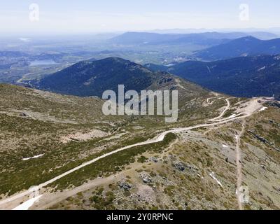 Panorama d'un paysage montagneux vallonné avec une végétation verdoyante et des chemins serpentant à travers le terrain, vue aérienne, pic Bola del Mundo, Alto de las Guar Banque D'Images