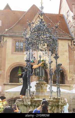 La fontaine Gaenseliesel est un marché et une fontaine ornementale sur la place du marché en face de l'ancien hôtel de ville dans le centre-ville de Goettingen en L. Banque D'Images