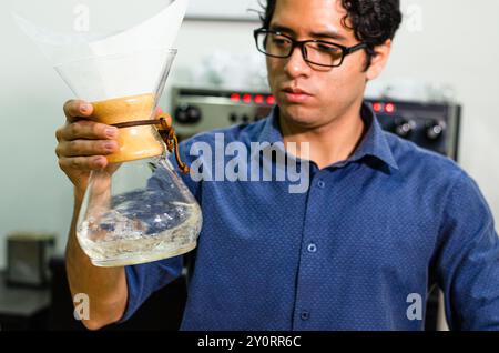 Portrait du barista professionnel qui prépare le café Banque D'Images