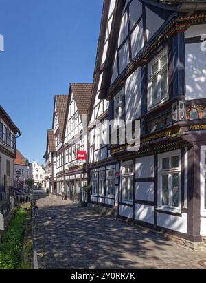 Centre-ville de Hoexter, rue am Rathaus, avec des maisons historiques à colombages. Hoexter, Weserbergland, Rhénanie du Nord-Westphalie, Allemagne, Europe Banque D'Images