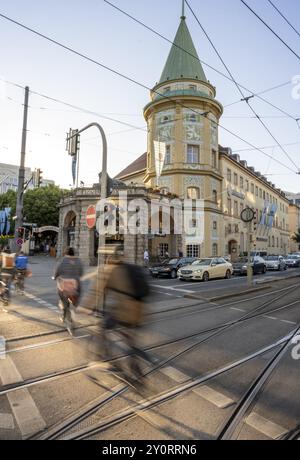 Cyclistes traversant le feu rouge à Stiglmaierplatz, flou de mouvement, Loewenbraeukeller de la brasserie Loewenbraeu en arrière-plan, Stiglmaier Banque D'Images