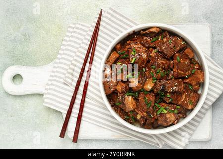 Bulgogi, avec des champignons, avec des graines de sésame et des oignons verts, cuisine coréenne, fait maison, pas de gens Banque D'Images