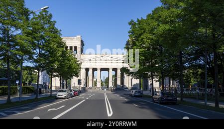 Briennerstrasse et Propylaeen, City Gate at Koenigsplatz à la lumière du soir, Kunstareal Munich, Munich, Bavière, Allemagne, Europe Banque D'Images