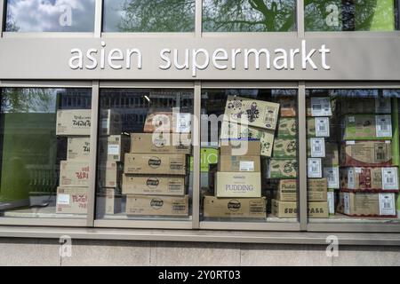 Vitrine d'un supermarché asiatique, pour la nourriture, plein d'emballages Banque D'Images