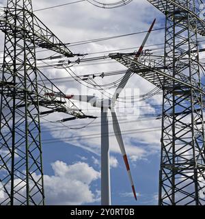 Deux pylônes aériens et une éolienne, Witten, région de la Ruhr, Rhénanie du Nord-Westphalie, Allemagne, Europe Banque D'Images