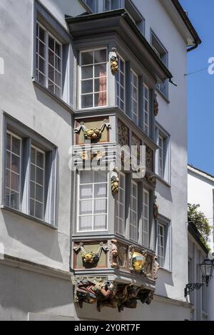 Baie vitrée décorée avec art, maçonnerie sur une maison de ville historique dans le quartier du monastère, vieille ville historique de Sankt Gallen, canton de nouveaux G. Banque D'Images