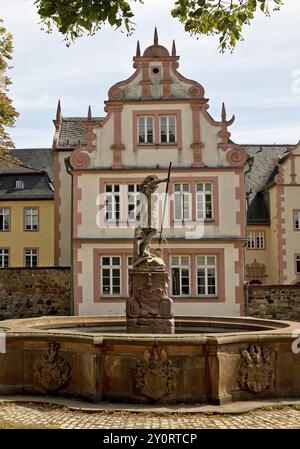 Fontaine Saint-Georges en face du château dans le parc du château de Friedberg, Friedberg, Hesse, Allemagne, Europe Banque D'Images