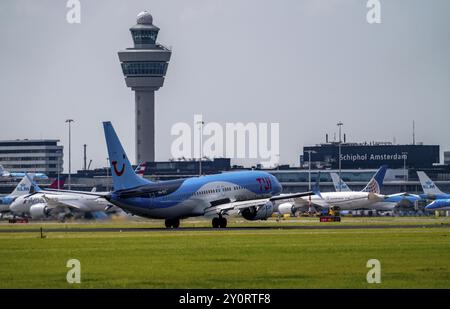 TUI Boeing 737-Max8, avion atterrissant à l'aéroport d'Amsterdam Schiphol, Buitenveldertbaan, 09/27, tour de contrôle aérien, terminal, pays-Bas Banque D'Images