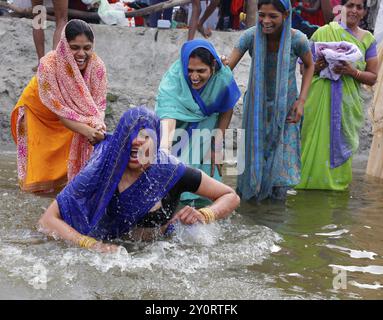 Allahabad, Inde, 20.01.2010, les hindous se rassemblent pour le Magh Mela à Allahabad pour prendre un bain sacré au Sangam, au confluent du Gange, Yamuna et Banque D'Images