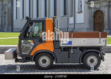 Véhicule multifonctionnel du service municipal de nettoyage des rues, inspection des rues, quartier du monastère, vieille ville de Sankt Gallen, Canton de la sécurité G Banque D'Images