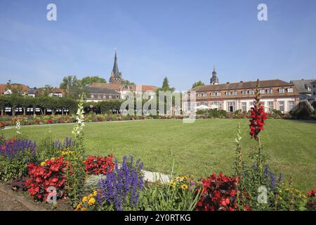 Jardin d'agrément avec parterre de fleurs et orangerie baroque et tour du château, parterre de fleurs, Erbach, Hesse, Odenwald, Allemagne, Europe Banque D'Images