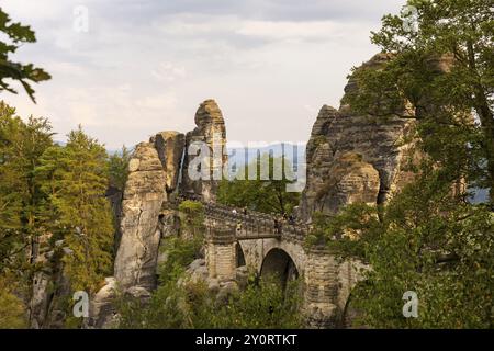 Le Bastei est une formation rocheuse avec une plate-forme d'observation en Suisse saxonne sur la rive droite de l'Elbe dans la municipalité de Lohmen entre Banque D'Images