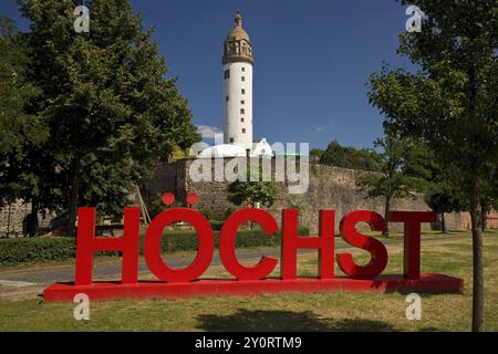 Lettres Red Hoechst devant Hoechster Schloss ou Altes Schloss Hoechst, Frankfurt-Hoechst, Frankfurt am main, Hesse, Allemagne, Europe Banque D'Images