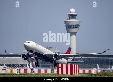 Décollage d'avions Delta Airlines à l'aéroport d'Amsterdam Schiphol, Kaagbaan, 06/24, tour de contrôle aérien, terminal, pays-Bas Banque D'Images