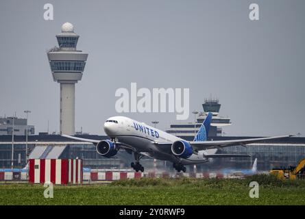 Boeing 777 de United Airlines, décollage de l'aéroport d'Amsterdam Schiphol, Kaagbaan, 06/24, tour de contrôle aérien, terminal, pays-Bas Banque D'Images