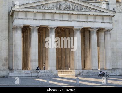 Propylaeen, City Gate at Koenigsplatz à la lumière du soir, Kunstareal Munich, Munich, Bavière, Allemagne, Europe Banque D'Images