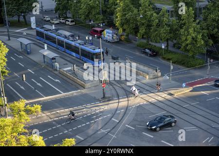 Vue d'en haut d'un croisement routier avec tramway et arrêt de tramway, cycliste et voiture traversant le croisement, Stiglmaierplatz, Munich, haute-Bavière, Bavière, Banque D'Images