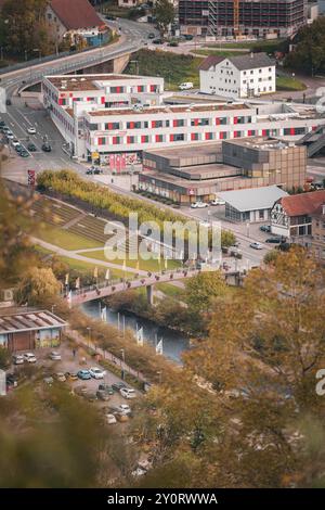 Vue sur la ville avec des bâtiments modernes, des espaces verts, des rues et des voitures, près d'une rivière, Horb, forêt Noire, Allemagne, Europe Banque D'Images
