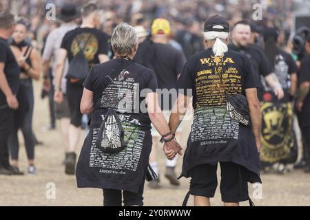 Couple de personnes âgées avec des chemises Wacken au Wacken Open Air à Wacken. Le festival du métal traditionnel a lieu du 31 juillet au 2 août 2024 Banque D'Images