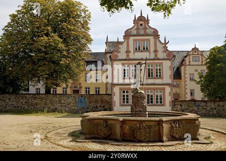 Fontaine Saint-Georges en face du château dans le parc du château de Friedberg, Friedberg, Hesse, Allemagne, Europe Banque D'Images
