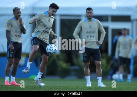 L’attaquant argentin Julian Alvarez (l) contrôle le ballon lors d’une séance d’entraînement à Ezeiza, dans la province de Buenos Aires, le 3 septembre 2024, avant les matchs de qualification de la Coupe du monde de la FIFA 2026 contre le Chili. Banque D'Images