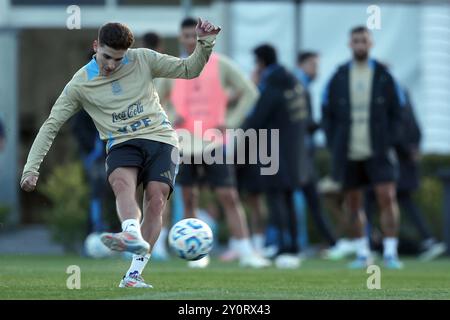 L’attaquant argentin Julian Alvarez tire un ballon lors d’une séance d’entraînement à Ezeiza, dans la province de Buenos Aires, le 3 septembre 2024, avant les matchs de qualification de la Coupe du monde de football 2026 contre le Chili. Banque D'Images