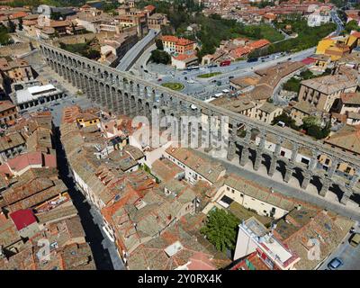 Vue aérienne d'une ville traversée par un impressionnant aqueduc, entouré de bâtiments historiques, vue aérienne, aqueduc, Ségovie, Castilla y Léon, Leon, Spai Banque D'Images