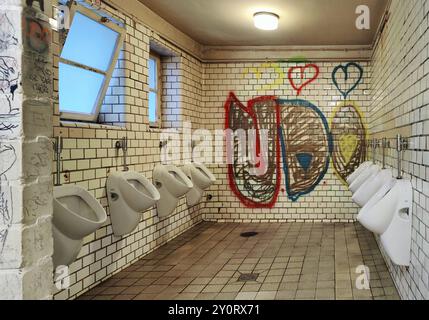 Toilettes publiques pour hommes à la mairie, vue intérieure, Bochum, Ruhr, Rhénanie-du-Nord-Westphalie, Allemagne, Europe Banque D'Images