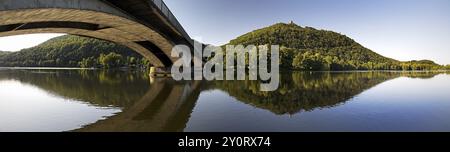 Panorama Hengsteysee avec le Syberger Ruhrbruecke et le Syberg au-dessus de la rivière Ruhr, Dortmund, Rhénanie du Nord-Westphalie, Allemagne, Europe Banque D'Images