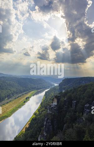 Le Bastei est une formation rocheuse avec une plate-forme d'observation en Suisse saxonne sur la rive droite de l'Elbe dans la municipalité de Lohmen entre Banque D'Images