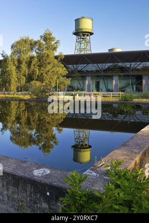 Le château d'eau avec la Jahrhunderthalle dans Westpark, patrimoine industriel, Bochum, région de la Ruhr, Rhénanie-du-Nord-Westphalie, Allemagne, Europe Banque D'Images