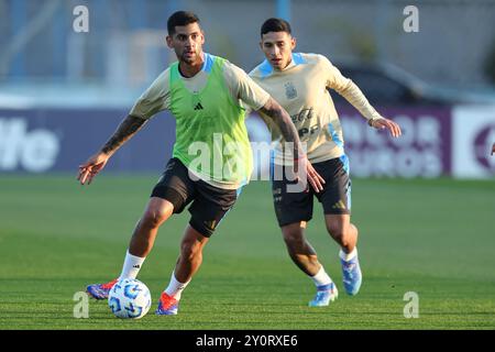 Le défenseur argentin Cristian Romero (G) contrôle le ballon avec le défenseur Nahuel Molina lors d’une séance d’entraînement à Ezeiza, dans la province de Buenos Aires, le 3 septembre 2024, avant les matchs de qualification de la Coupe du monde de la FIFA 2026 contre le Chili. Banque D'Images