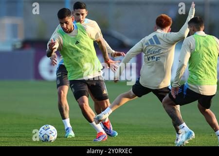 Le défenseur argentin Cristian Romero (G) s’affronte avec le défenseur Valentin Barco (C) lors d’une séance d’entraînement à Ezeiza, dans la province de Buenos Aires, le 3 septembre 2024, avant les matchs de qualification de la Coupe du monde de la FIFA 2026 contre le Chili. Banque D'Images