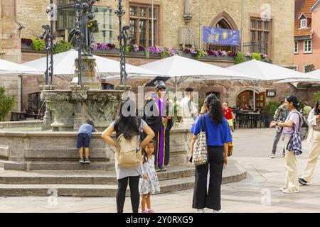 La fontaine Gaenseliesel est un marché et une fontaine ornementale sur la place du marché en face de l'ancien hôtel de ville dans le centre-ville de Goettingen en L. Banque D'Images