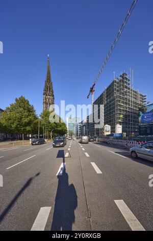 Willy-Brandt-Strasse avec le mémorial de l'ancienne église principale réunissant Nikolai et chantier de construction pour un nouveau bâtiment, ville libre et hanséatique de Hamb Banque D'Images