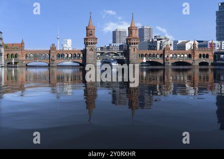 Pont Oberbaum à double pont sur la rivière Spree, Berlin, Allemagne, Europe Banque D'Images