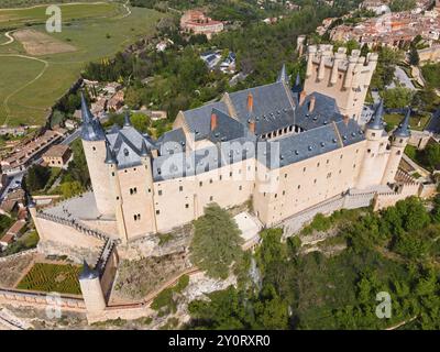 Château médiéval avec des tours frappantes, entouré de paysages et d'espaces verts, vue aérienne, montre des structures fortifiées impressionnantes, vue aérienne, Alcaza Banque D'Images