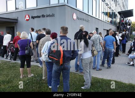 Berlin, 01.09.2009, File d'attente des demandeurs d'emploi. Job Centre Berlin Lichtenberg, Berlin, Allemagne, Europe Banque D'Images