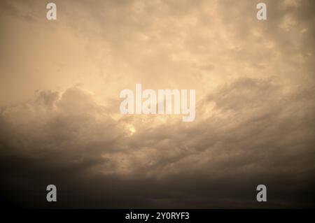 Front d'orage, orage, nuages orageux, orage approchant, dramatique, nuages, ambiance nuageuse, Stuttgart, Bade-Wuerttemberg, Allemagne, euro Banque D'Images