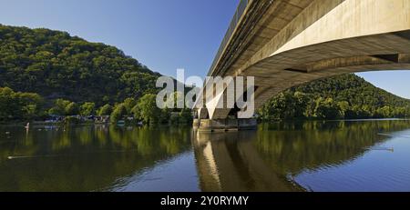 Panorama du lac Hengstey avec le pont Syberg Ruhr, Dortmund, Rhénanie du Nord-Westphalie, Allemagne, Europe Banque D'Images