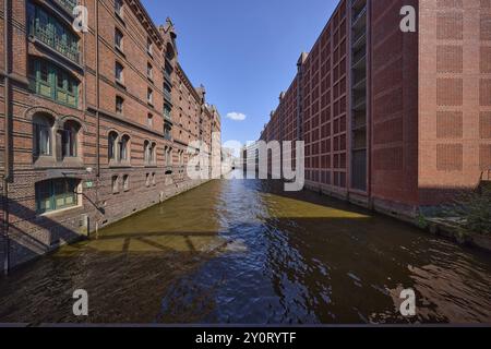 Brooksfleet avec des entrepôts historiques en briques et le parking Conti à plusieurs étages, ville libre et hanséatique de Hambourg, ville hanséatique, ville indépendante, Banque D'Images