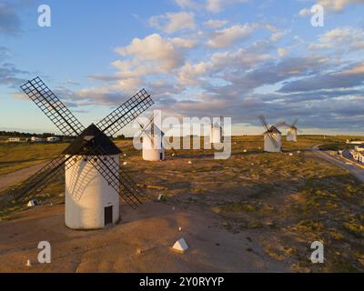 Plusieurs moulins à vent sont dispersés dans un large paysage sous un ciel légèrement nuageux, vue aérienne, moulins à vent, Campo de Criptana, province de Ciudad Real, plâtre Banque D'Images