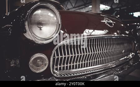 Capot Opel et calandre avec logo classique sur la voiture Maroon. Haute qualité Un gros plan d'un capot et d'une calandre Opel sur une voiture marron met en valeur l'Opel lo classique Banque D'Images