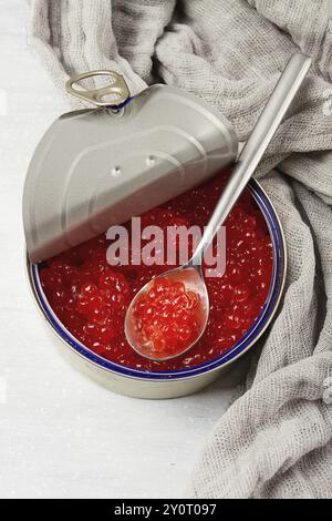 Boîte de conserve, avec du caviar rouge et une cuillère, imitation, vue de dessus, juste au-dessus, pas de gens Banque D'Images