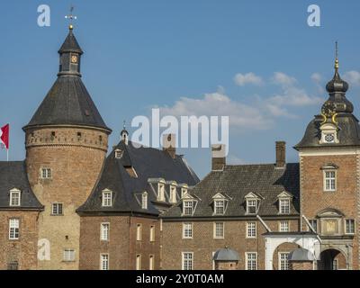 Un détail du château baroque montrant les tours impressionnantes et les structures de toit, Anholt, Rhénanie du Nord-Westphalie, Allemagne, Europe Banque D'Images