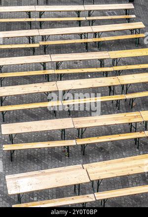 Bancs à bière, tables, set de tente à bière, vide Banque D'Images