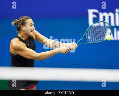 Flushing Meadow, États-Unis. 03 septembre 2024. Aryna Sabalenka remet un ballon à Qinwen Zheng, de Chine, en quart de finale au stade Arthur Ashe des US Open Tennis Championships 2024 au Centre national de Tennis Billie Jean King de l'USTA le mardi 3 septembre 2024 à New York. Photo de John Angelillo/UPI crédit : UPI/Alamy Live News Banque D'Images