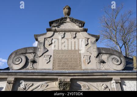 Détail du portail d'entrée du cimetière, depuis 1618, avec volutes et armoiries des bâtisseurs et moulures d'arbres, Mainbernheim, Bas Franc Banque D'Images